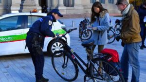mauvaise nouvelle pour les cyclistes francais il est desormais interdit dutiliser cet accessoire sous peine dune amende salee.jpg 1