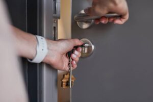 image quelles solutions pour ouvrir une porte bloquee selon le type de serrure