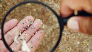 lastuce simple pour eliminer facilement les microplastiques de leau du robinet