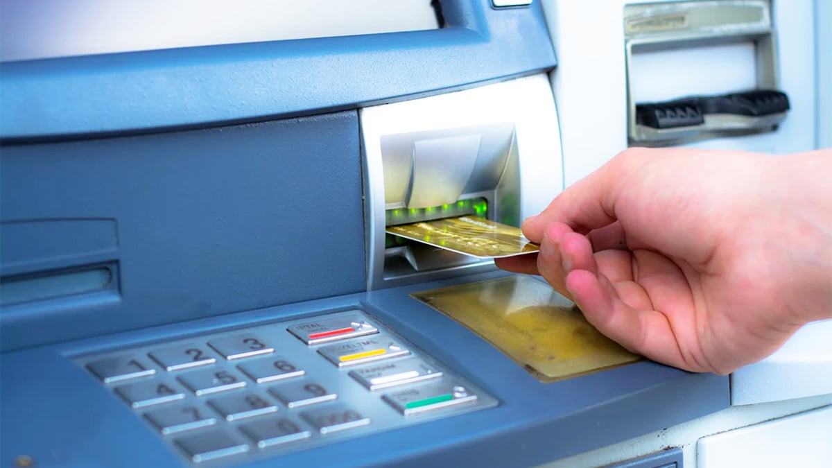 pour eviter larnaque voici le geste a faire avant dinserer votre carte bancaire dans le distributeur de billets